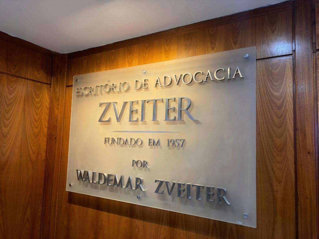 Placa Escritório Zveiter — Fundado em 1957